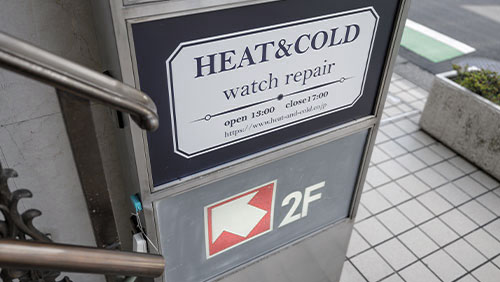 HEAT&COLDのお店の入り口の看板